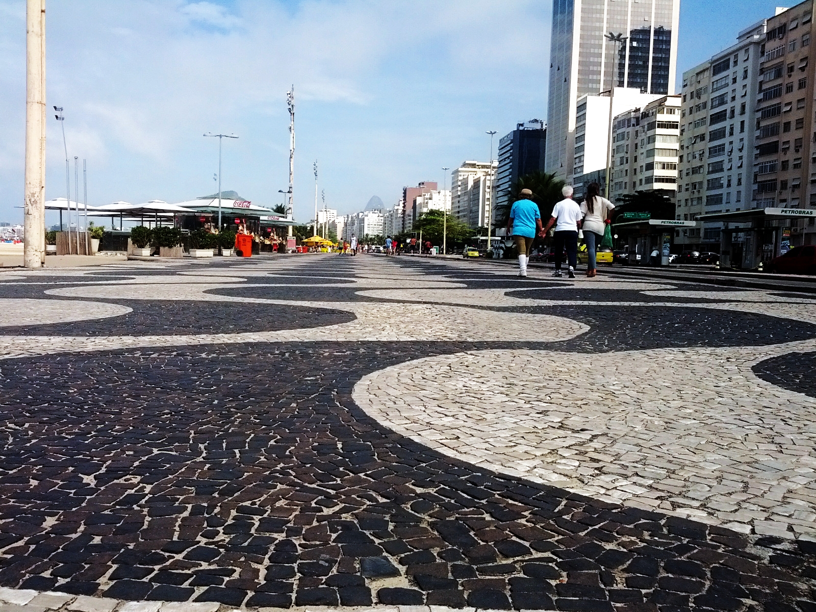 Foto do calçadão de Ipanema tirada do nível do chão