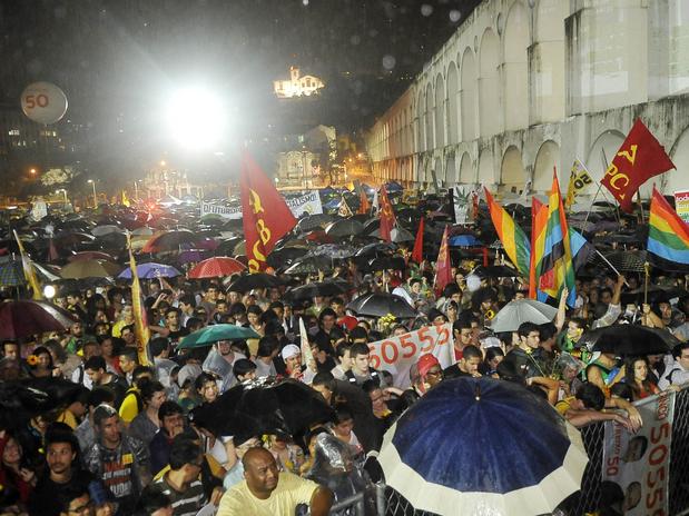 Foto da multidão estimada em 10 mil pessoas apoiando a candidatura de Marcelo Freixo para a prefeitura em 2012
