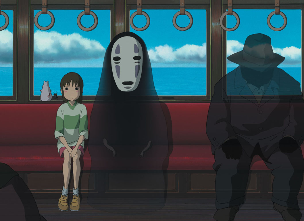 Chihiro sentada num trem ao lado de dois seres sombrios e translúcidos