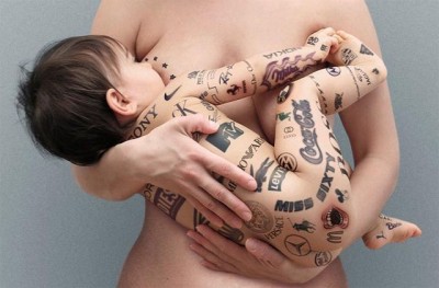 Bebê tatuado com marcas mamando