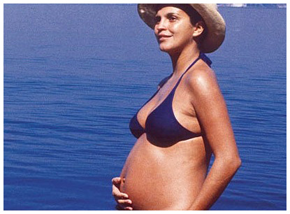 Leila Diniz grávida de biquini diante do mar