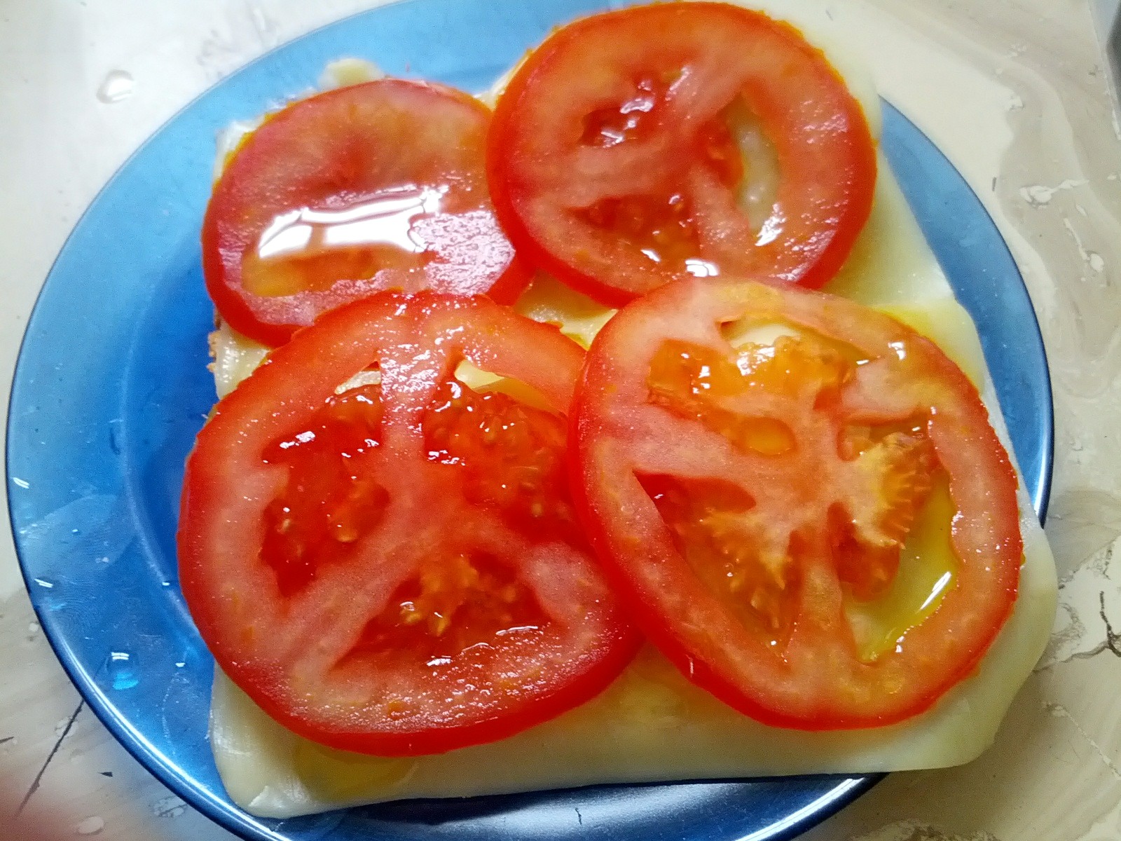 Tomates sobre queijo e pão