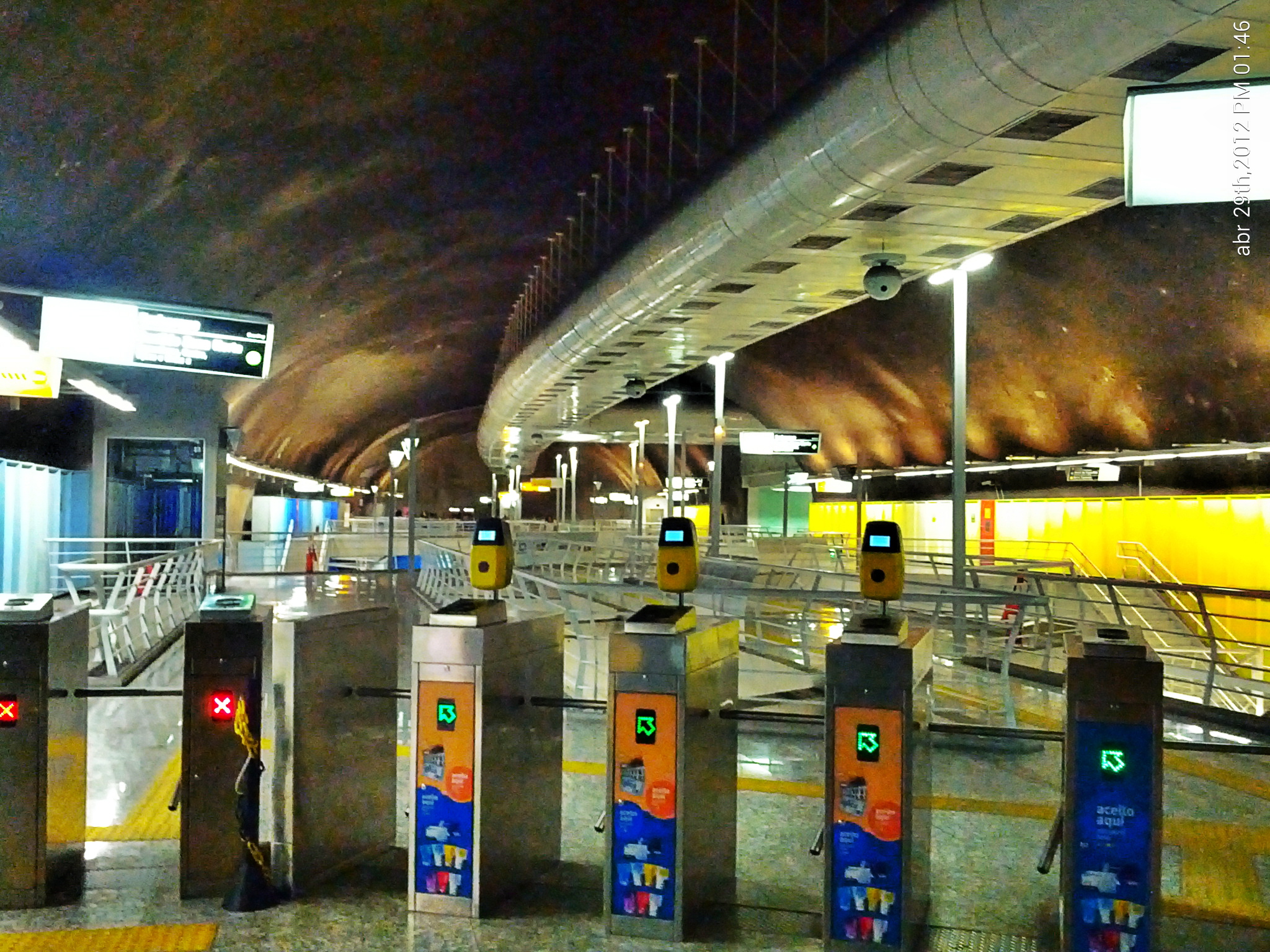 Foto das roletas do metrô Gal. Osório vazio