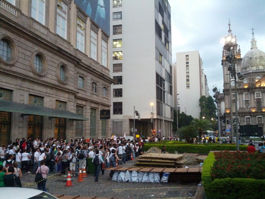 Pessoas concentradas em frente ao CCBB