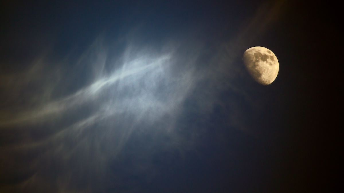 Considerações sobre a Lua numa noite de verão