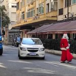 Papai Noel atravessa a rua