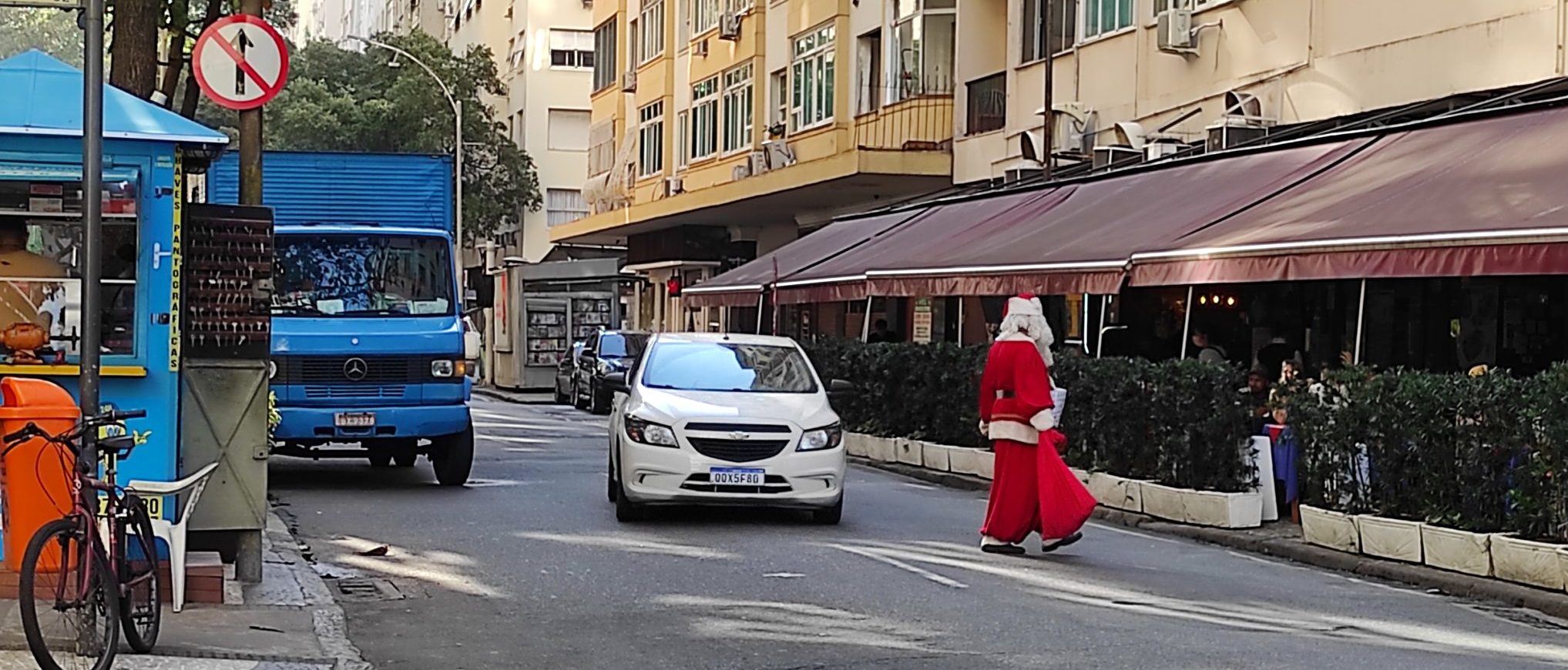 Papai Noel atravessa a rua