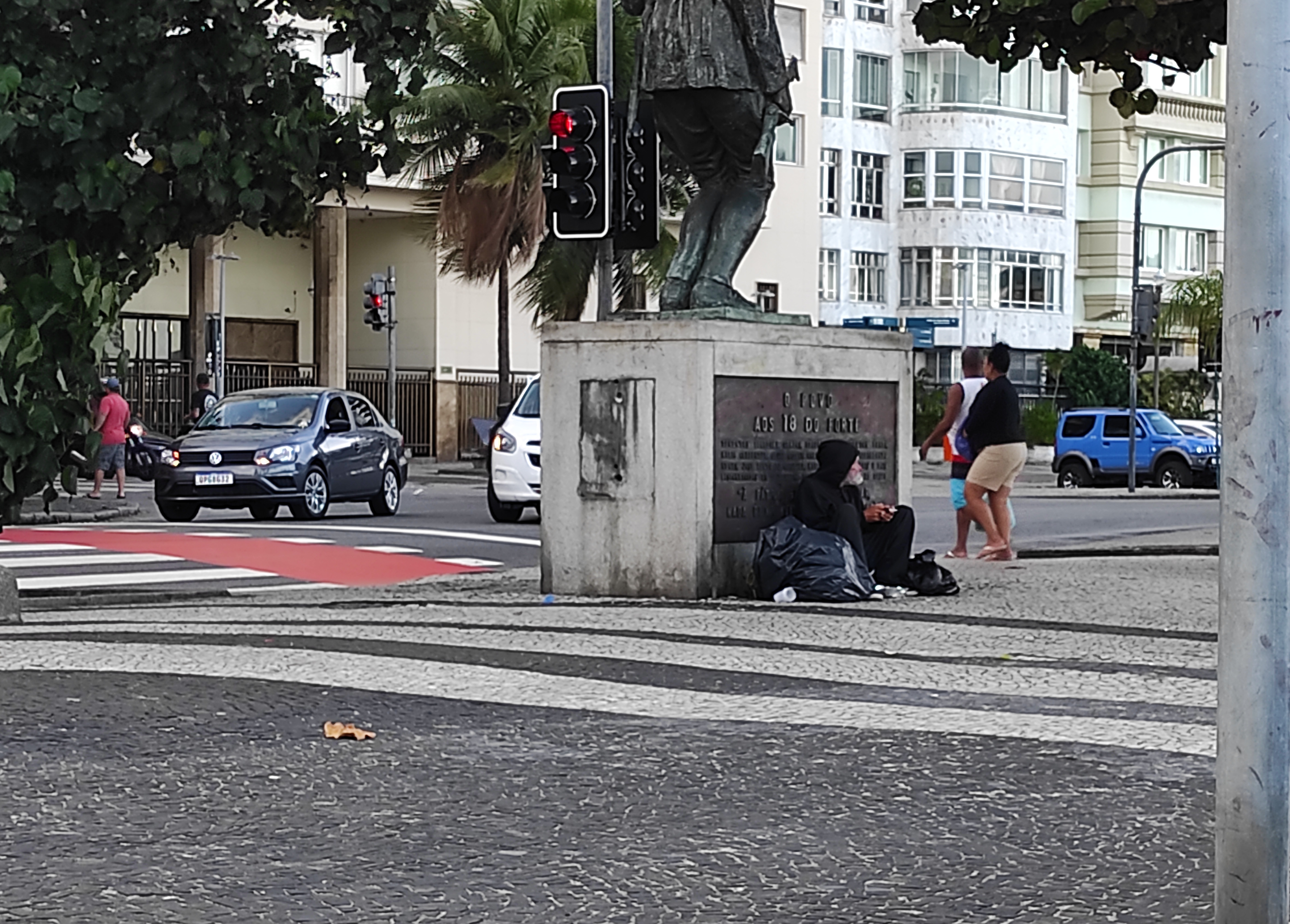 Duas pessoas atravessam a avenida…